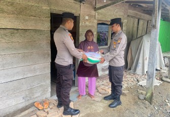 Warga Desa Ulak Pandan Terima Bansos dari Polsek Nasal