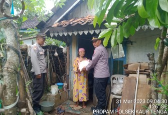 Polsek Kaur Tengah Berikan Bansos Kepada Lansia Sebatang Kara