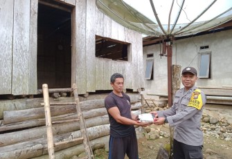 Petani ini Terima Bansos dari Polsek Muara Sahung