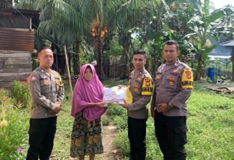 Petani Warga Desa Tanjung Bulan Terima Bansos dari Polsek Tanjung Kemuning