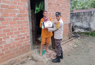 Petani Warga Desa Talang Jawi I Terima Bansos dari Polsek Kaur Utara