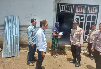 IRT Warga Desa Tanjung Ganti Terima Bansos dari Polsek Maje
