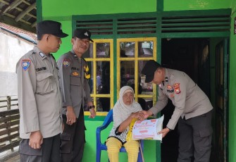 Polsek Kaur Selatan Salurkan Bantuan kepada Pengidap Stroke di Muara Tetap