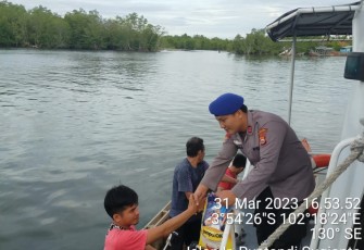 Ditpolairud Polda Bengkulu Bagikan Beras ke Nelayan