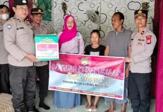Polsek Ratu Samban Distribusikan Bansos ke Warga 3 Kelurahan