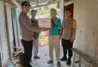 Warga Teras Terunjam Terima Bansos dari Polres Mukomuko