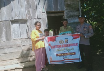 Bahagianya Lansia 73 Tahun Terima Bansos dari Polsek Nasal