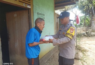 Lansia 80 Tahun Terima Bansos dari Polsek Muara Sahung