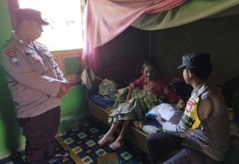 Tidak Lagi Bekerja dan Buta, IRT ini Terima Bansos dari Polsek Maje