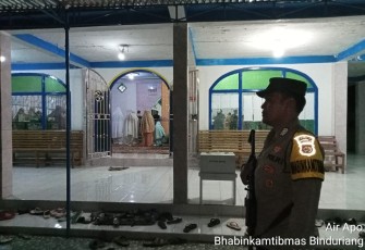 Personel Polsek PUT Jaga Masjid Saat Ibadah Salat Tarawih