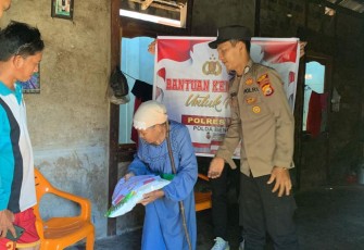Terima Bansos dari Polsek Kaur Utara, Ibu Ratna Sampaikan Terimakasih