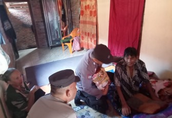Sakit Menahun, Lansia 70 Tahun Terima Bansos dari Polsek Kaur Tengah