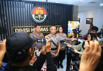 Kepala Divisi Humas Polri Irjen Pol Sandi Nugroho Saat Dimintai Keterangan Oleh Awak Media