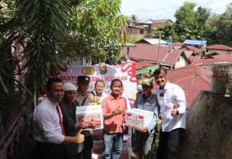 Direktorat Resnarkoba Polda Bengkulu Salurkan Bantuan Kemanusian Untuk Negeri di Kelurahan Belakang Pondok