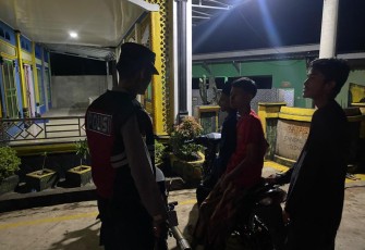 Antisipasi Gangguan Kamtibmas, Polsek Batik Nau Lakukan Patroli Malam