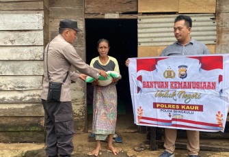 Lagi, Warga Kurang Mampu Terima Bansos dari Polsek Nasal