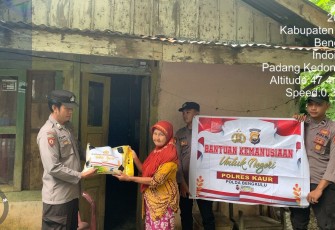 Janda Lansia Terima Bansos dari Polsek Tanjung Kemuning