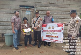 Lansia Kurang Mampu Terima Bansos dari Polsek Maje