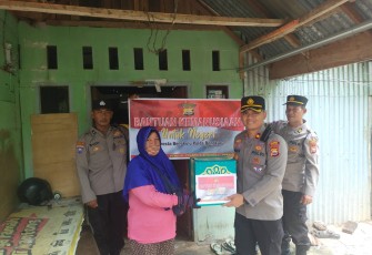 Warga Kurang Mampu Terima Bansos dari Polsek Gading Cempaka