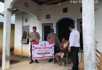 Sakit Menahun, Bapak Lamarhan Terima Bansos dari Polsek Kaur Tengah