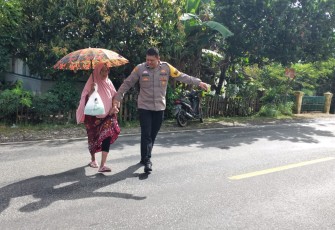 Jalankan Tugas Dengan Baik, Bhabinkamtibmas Polsek Manna Bantu Seberangkan Nenek yang Kebingungan 