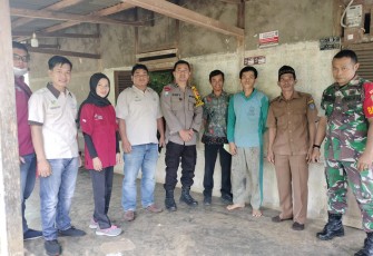 Bhabinkamtibmas Dampingi Tim Pendamping Desa Tempelkan Stiker di Rumah Warga