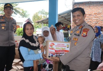 Polda Bengkulu Bagikan 125 Paket Bantuan Kemanusiaan Untuk Negeri Kepada Warga Kelurahan Sumber Jaya