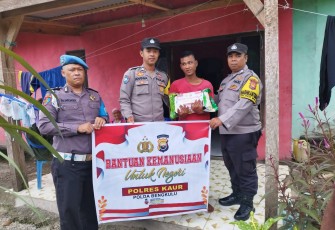 Tidak Bekerja Lagi, Warga Desa Benteng Harapan Terima Bansos dari Polsek Maje