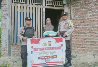 Lansia ini Terima Bansos dari Polsek Nasal