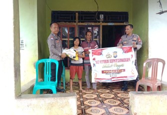Giliran Warga Desa Tinggi Ari Terima Bansos dari Polsek Tanjung Kemuning