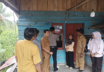 Bhabinkamtibmas Polsek Batik Nau Dampingi Tim Pendamping Desa Tempelkan Stiker di Rumah Warga