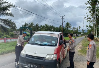 Polsek Kerkap Berbagi Takjil Kepada Masyarakat Pengguna Jalan
