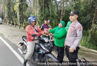 Personel Polsek Semidang Alas Maras Bersama Personel Koramil 425-04 Berbagi Takjil 