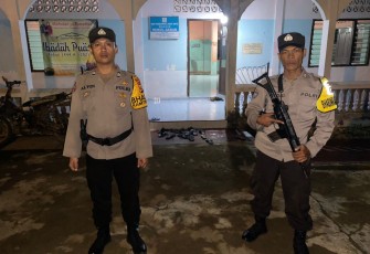 Polsek Padang Ulak Tanding Laksanakan Kegiatan Pengamanan Ibadah Salat Tarawih