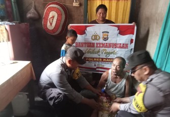 Ramadan Berkah, Lansia 81 Tahun Lumpuh dan Buta Terima Bansos dari Polsek Kaur Tengah