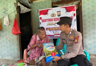 Lansia 91 Tahun Terima Bansos dari Polsek Kaur Utara