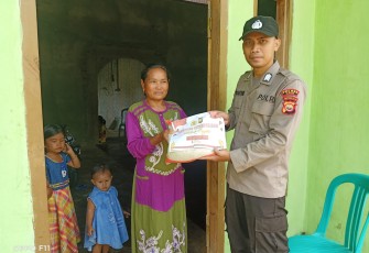 IRT Warga Desa Ulak Lebar Terima Bansos dari Polsek Muara Sahung