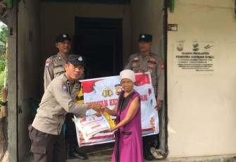 Ibu Asmawati Terima Bansos dari Polsek Kaur Selatan