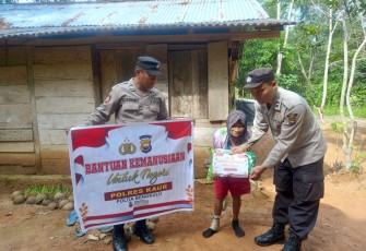 Buruh Tani Lansia 80 Tahun Terima Bansos dari Polsek Maje