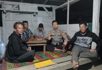 Personel Polsek Batik Nau Sharing Situasi Kamtibmas di Pos Ronda Bareng Warga