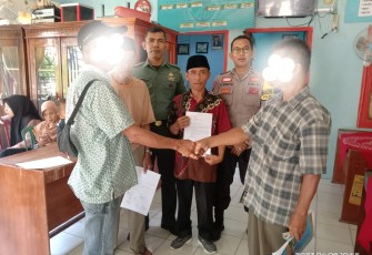 Bersinergi Bhabinkamtibmas dan Babinsa Selesaikan Perselisihan Warga Binaannya 