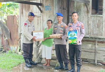Jumat Berkah, Warga Terima Bansos Dari Polres Mukomuko