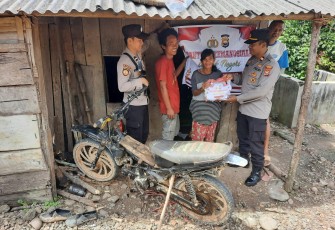 Giliran Ibu Indrawati Terima Bansos dari Polsek Muara Sahung
