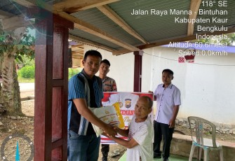 Pekebun ini Terima Bansos dari Polsek Tanjung Kemuning
