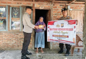Janda Tunawicara, Terima Bansos dari Polsek Kaur Tengah 