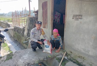 Ramenah Petani 71 Tahun, Terima Bansos dari Polsek Kaur Utara 