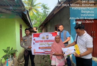  Sukurya, Pekebun Ini Terima Bansos dari Polsek Tanjung Kemuning 