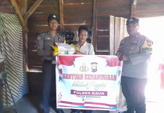 Polsek Tanjung Kemuning Kembali Salurkan Bansos 