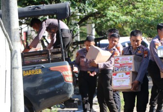 Polda Bengkulu Bagikan Ratusan Paket Sembako