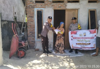 Lansia 60 Tahun Terima Bansos dari Polsek Kaur Selatan
